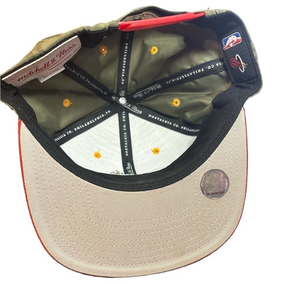 Mitchell and Ness‎ Miami Heat SnapBack Camo Red and White - Picture 5 of 6